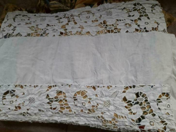 Double broderie ancienne en excellent état (de drap de lit), Antiek en Kunst, Antiek | Tapijten, Tafelkleden en Textiel, Ophalen of Verzenden