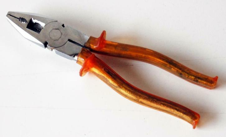 pince universelle, Bricolage & Construction, Outillage | Outillage à main, Utilisé, Enlèvement ou Envoi