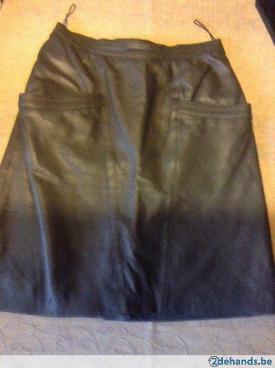 Dames lederen rok maat 40, Gedragen
