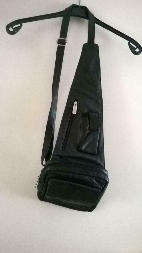body bag in leder kleur zwart, Bijoux, Sacs & Beauté, Sacs | Sacs à bandoulière, Utilisé, Autres marques, Noir, Cuir, Enlèvement ou Envoi