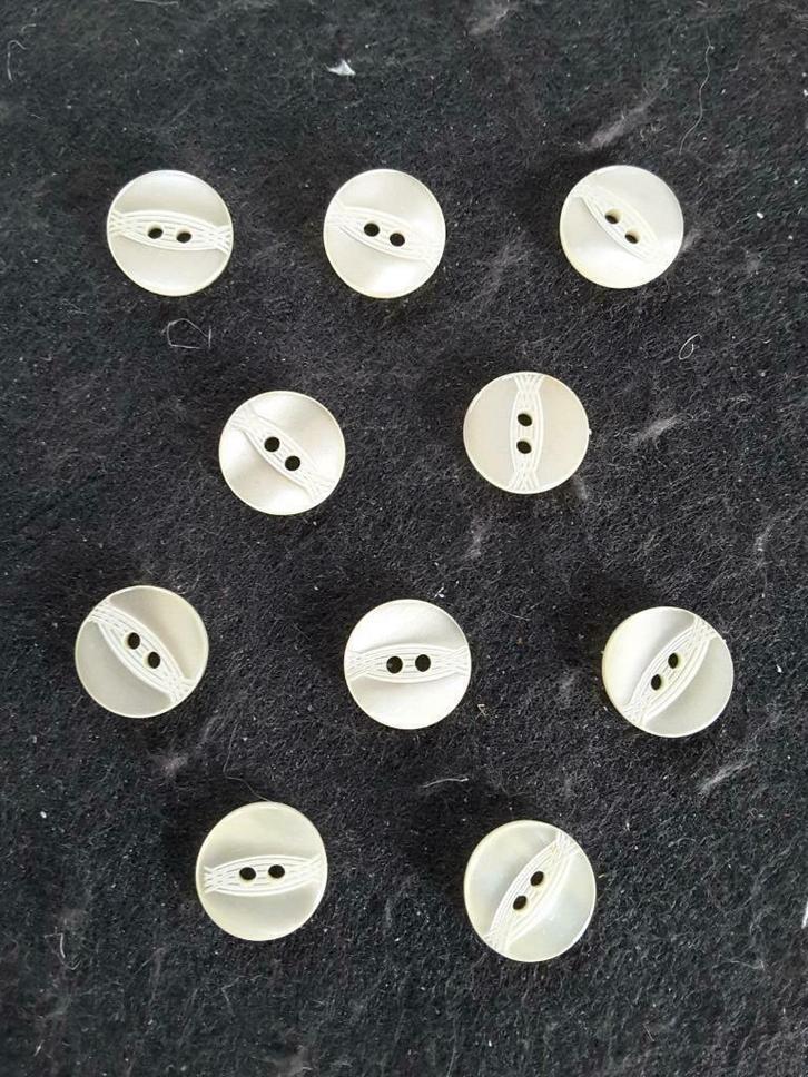 partij van 18 knopen 11 mm parelmoer wit 2 gaats B1118, Hobby en Vrije tijd, Naaien en Fournituren, Nieuw, Knoop of Knopen, Ophalen of Verzenden