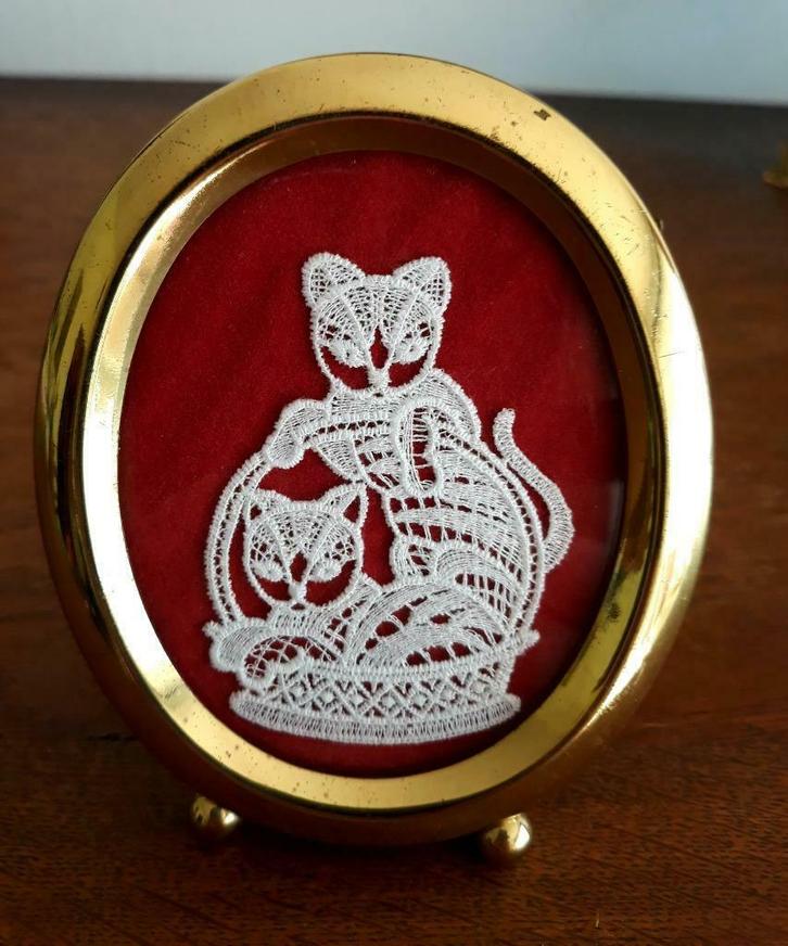 Oude Brugse handgemaakte naaldkant   " 2 poesjes" in de kade, Antiek en Kunst, Antiek | Woonaccessoires, Verzenden