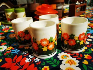 4 coquetiers vintage à motif fleuri 70's, Enlèvement ou Envoi, Comme neuf, Autres types, Autres matériaux