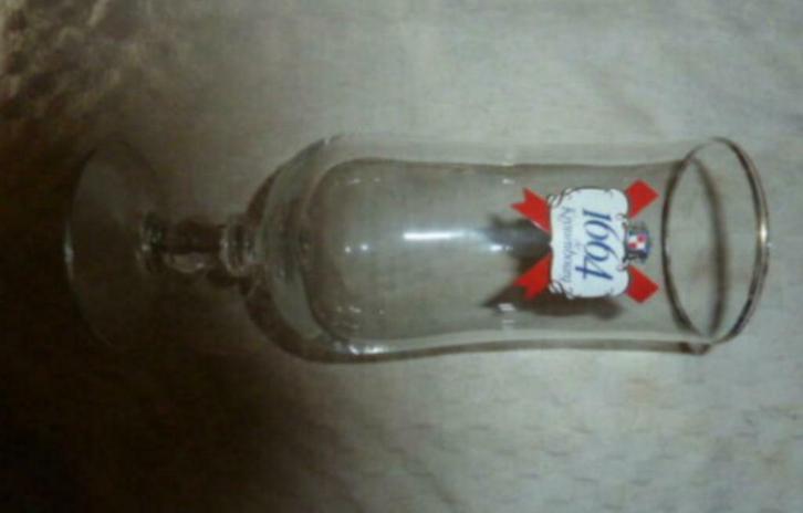 #M bier glas 1664 DE KRONENBOURG " op voet ", Verzamelen, Glas en Drinkglazen, Nieuw, Bierglas, Ophalen of Verzenden