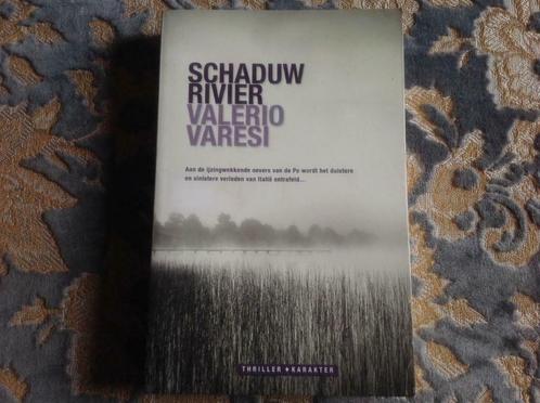 Boek Thriller Schaduw rivier van Valerio Varesi, Livres, Thrillers, Comme neuf, Pays-Bas, Enlèvement ou Envoi