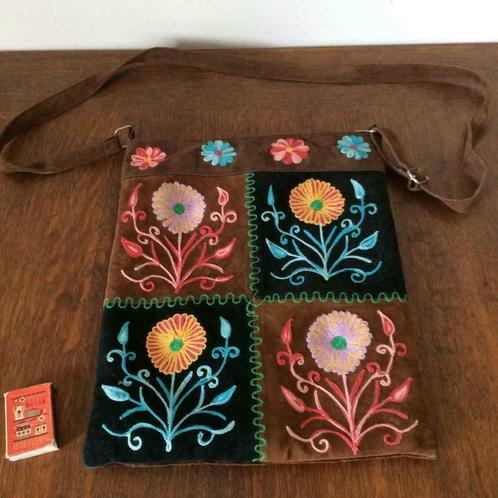 Bohemian suede schoudertasje met kleurige bloemen stiksels, Handtassen en Accessoires, Tassen | Schoudertassen, Zo goed als nieuw