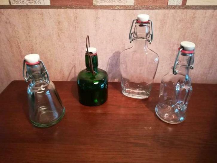 Vier verschillende beugelflessen, Verzamelen, Glas en Drinkglazen, Gebruikt, Overige typen, Ophalen of Verzenden