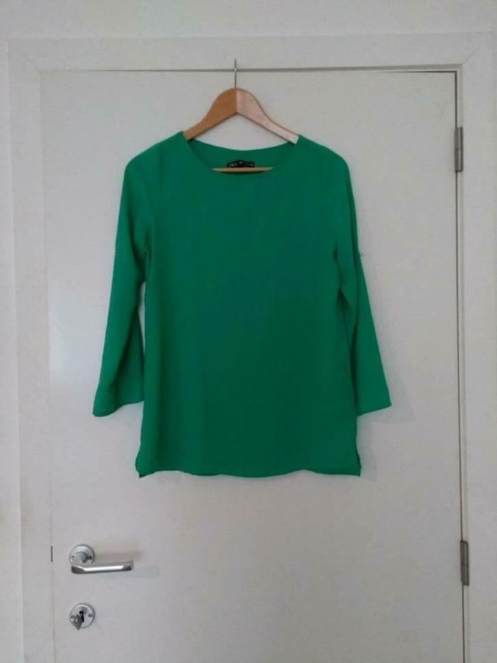 Groene blouse met gouden knoopjes, Kleding | Dames, Blouses en Tunieken, Gedragen, Maat 36 (S), Groen, Ophalen of Verzenden
