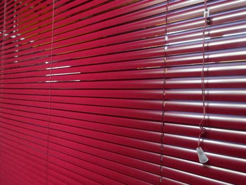 2 bordeaux rood jaloezie luxaflex 25mm 90cm & 1.10mtr breed, Huis en Inrichting, Stoffering | Gordijnen en Lamellen, Zo goed als nieuw