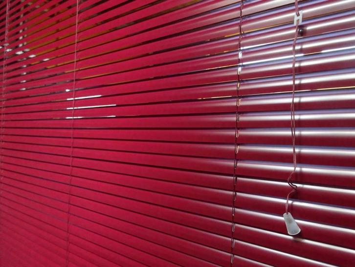 2 bordeaux rood jaloezie luxaflex 25mm 90cm & 1.10mtr breed, Huis en Inrichting, Stoffering | Gordijnen en Lamellen, Zo goed als nieuw