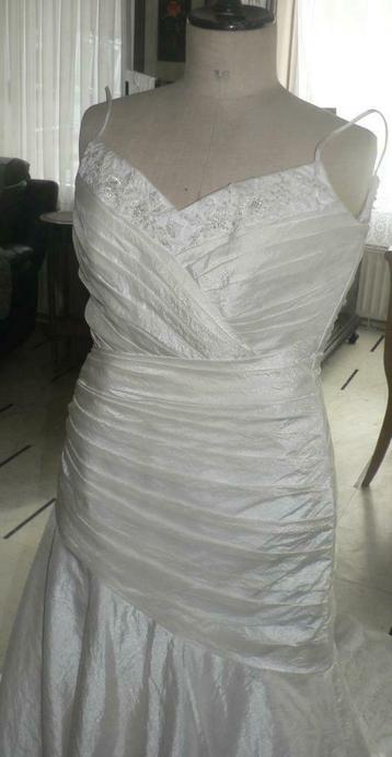 trouwkleed met pareltjes op de sleep maat 44 trouwjurk