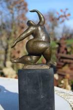 Bronzen beeld gesigneerd op marmeren voet, Antiek en Kunst, Ophalen of Verzenden, Brons