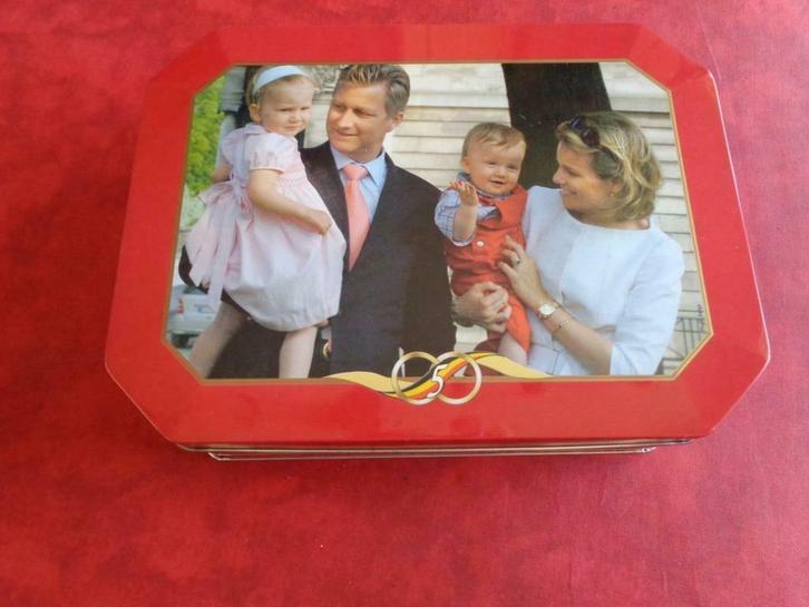 Boîte Métal. Altesses Royales Philippe et Mathilde, Collections, Maisons royales & Noblesse, Utilisé, Autres types, Enlèvement ou Envoi