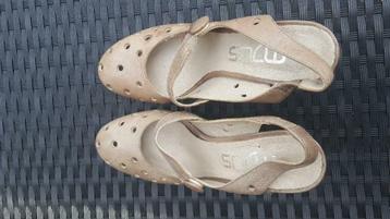 Lederen sandalen met hakken M39, Pumps, Beige, Nieuw, Ophalen of Verzenden
