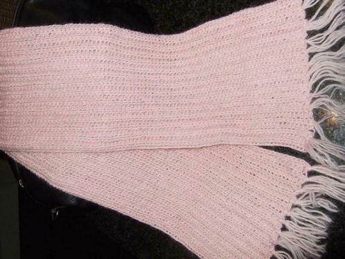 SJAAL IN GEHAAKTE SJERPSTEEK / ROSE, Kleding | Dames, Mutsen, Sjaals en Handschoenen, Nieuw, Sjaal, Ophalen of Verzenden