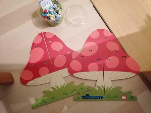 Kartonnen paddenstoel + doosje met verschillende smurfjes, Kinderen en Baby's, Kinderkamer | Inrichting en Decoratie, Zo goed als nieuw