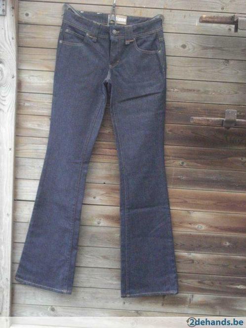New donkerblauwe jeans, licht uitlopend GALLIANO, Vêtements | Femmes, Culottes & Pantalons, Neuf, Taille 34 (XS) ou plus petite
