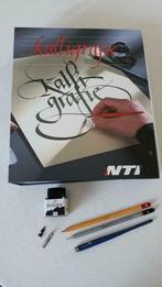 Cursus Kalligrafie NTI  + inkt/pen/potloden Bruynzeel NIEUW, Enlèvement ou Envoi, Neuf