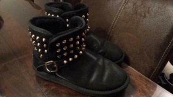 Boots met studs beschikbaar voor biedingen