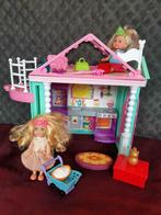 Speelhuisje keuken met lift 2 popjes en toebehoren € 9, Kinderen en Baby's, Speelgoed | Poppenhuizen, Ophalen of Verzenden