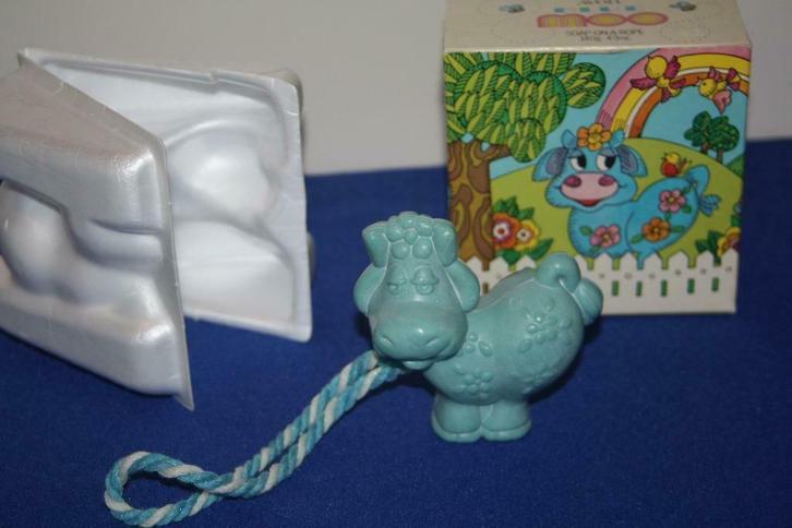Soap on a rope Avon zeep " koe Moe " in verpakking, Verzamelen, Merken en Reclamevoorwerpen, Zo goed als nieuw, Overige typen