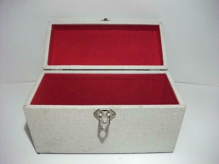 Coffre original pour cassettes 8 track, Musique & Instruments, Boîtiers & Valises, Utilisé, Autres instruments, Envoi