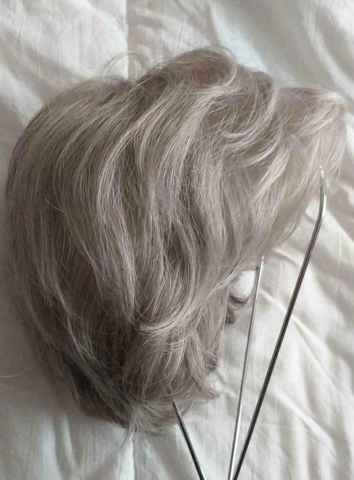 Perruque dame de très bonne qualité, Bijoux, Sacs & Beauté, Accessoires Autre, Comme neuf, Enlèvement ou Envoi