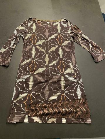 Gusto Barcelona zeer mooi bruin kleed met 3/4 mouwen., Taille 38/40 (M), Custo Barcelona, Enlèvement ou Envoi, Au-dessus du genou