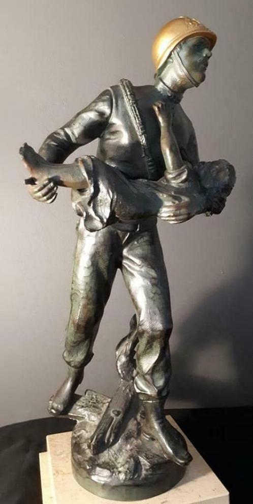 Oud beeld "Brandweerman & het Kind", Antiek en Kunst, Kunst | Beelden en Houtsnijwerken, Ophalen