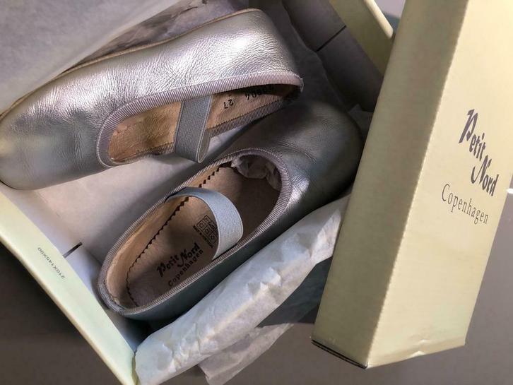 chaussures fille (pointures 27) + pantoufles gym (point. 29), Enfants & Bébés, Vêtements enfant | Chaussures & Chaussettes, Comme neuf