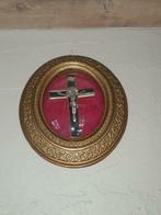 Kruisbeeld op stoffen achtergrond en in kader onder bol glas, Antiek en Kunst, Antiek | Religieuze voorwerpen, Ophalen of Verzenden