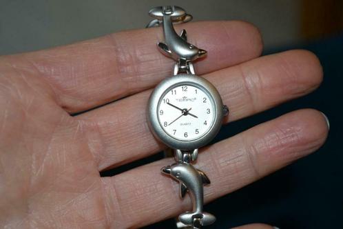 Montre en m tal mat avec dauphins Montres Femmes 2ememain