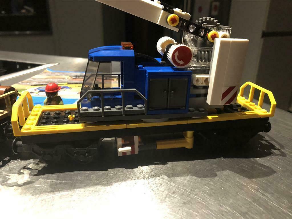 ② Lego train 60198 le transport de la voiture-grue et du tronc