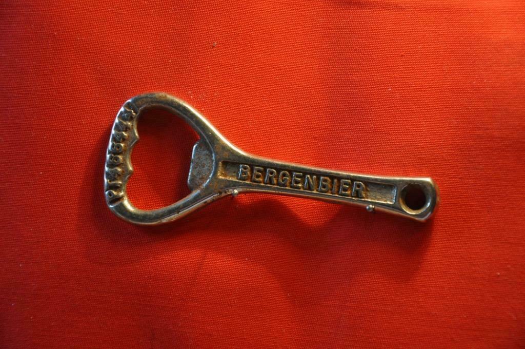 §  decapsuleur  en metal publicitaire bergenbier (43), Enlèvement ou Envoi, Utilisé, Ouvre-bouteille, Autres marques