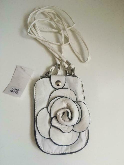 Wit lederen schoudertasje met bloem (NIEUW), Handtassen en Accessoires, Tassen | Damestassen, Nieuw, Schoudertasje, Wit, Ophalen of Verzenden
