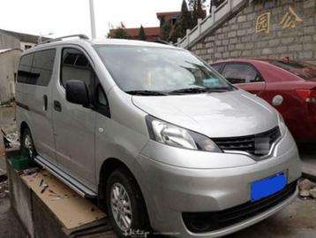 Nissan NV200 marche pieds