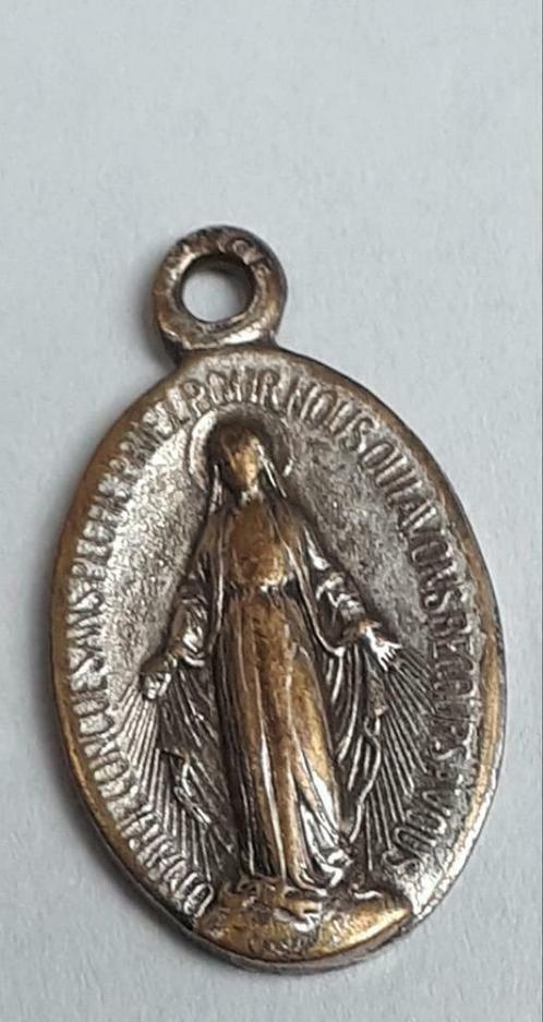 M66 * Oude Medaillon * Onze-Lieve-Vrouw van Genade, Verzamelen, Religie, Christendom | Katholiek, Sieraad, Ophalen of Verzenden