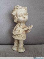 beeldje kindje met banjo instrument stempel R, Antiek en Kunst, Kunst | Beelden en Houtsnijwerken