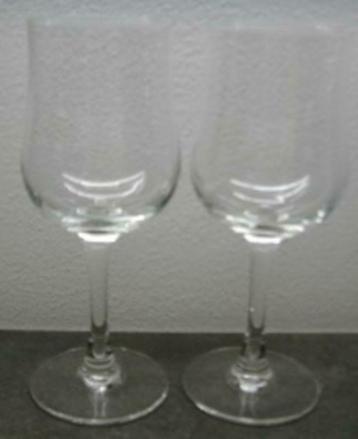 Witte wijnglazen. beschikbaar voor biedingen