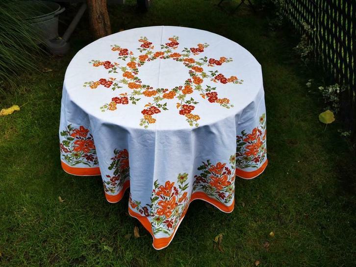 Prachtige 70's vintage tafelkleed rond 160 cm omtrek bloemen, Tuin en Terras, Tuinmeubel-accessoires, Zo goed als nieuw, Ophalen of Verzenden
