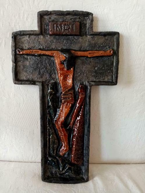 Croix géante en grès de l'atelier Hugria Flandre 1968s 38cm, Antiquités & Art, Antiquités | Céramique & Poterie, Enlèvement ou Envoi