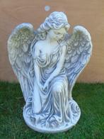 statue d un ange assis en pierre patinée gris-blanc, Jardin & Terrasse, Ange, Béton, Enlèvement ou Envoi, Neuf