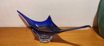 Blauwe kristallen vaas beschikbaar voor biedingen