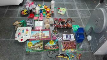 Speelgoed (puzzels,plastiek bestek,kopjes,fruit,rolschaatsen beschikbaar voor biedingen