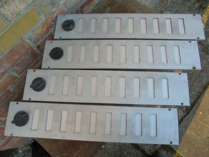 4 afsluitbare aluminium verluchtingsroosters, Tuin en Terras, Overige Tuin en Terras, Gebruikt, Ophalen