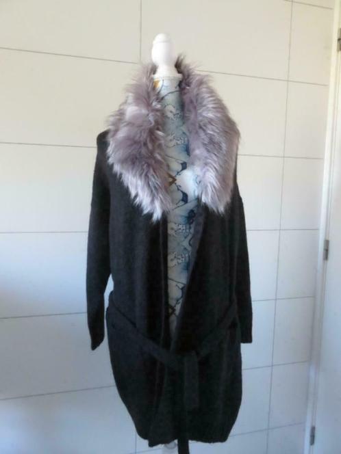 Zwart dames jasje grijze fluffy kraag - Mt : 48/50 - Capsule, Kleding | Dames, Truien en Vesten, Nieuw, Maat 46/48 (XL) of groter