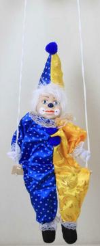 Harlekijn (Pierrot) op schommel 50 cm, Verzamelen, Poppen, Nieuw, Overige typen, Ophalen of Verzenden