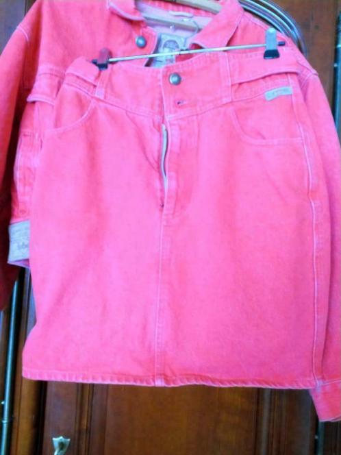 jupe et veste - jeans rouge - 2 pièces Lee Cooper taille 38, Vêtements | Femmes, Vestes & Costumes, Comme neuf, Taille 38/40 (M)