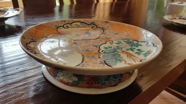 Japanse schotel op voet in Imari-porselein, Antiek en Kunst, Antiek | Porselein, Ophalen of Verzenden