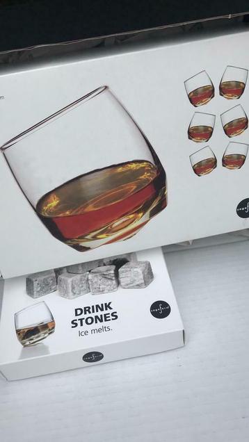Verres à cocktail ou à whisky avec stonerocks